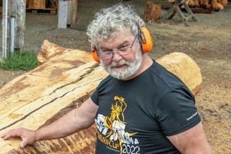 Handwerkern über die Schulter geschaut - Kettensäger Andreas Martin lädt nach Blockhausen ein. 