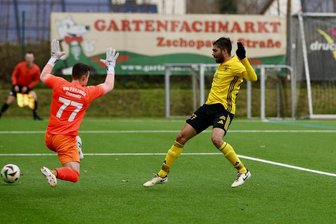 Handwerks Effizienz entscheidet Chemnitzer Stadtduell in der Fußball-Landesliga - Phil Mühlig lässt Torhüter Magnus Schüler keine Chance und trifft zum 1:0 für Handwerk Rabenstein im Chemnitzer Stadtderby gegen den VfB Fortuna. Am Ende siegten die Handwerker mit 2:1.