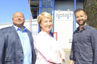 Handwerks-Innovationspreis 2019 für einen "Brühwürfel" aus dem Vogtland - Klaus, Steffi und Christoph Büttner (von links) stehen hier stellvertretend für die Preisträger-Mannschaft der Plauener Firma Isotech.