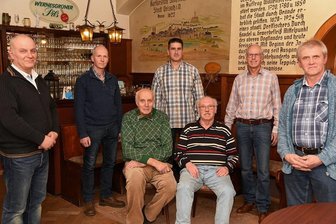 Handwerksbetriebe in Oelsnitz: Wenn lange Wege enden - Sie stehen für Oelsnitzer Traditionsfirmen, die seit mindestens 100 Jahren und zumeist noch viel länger von der gleichen Familie geführt werden: Andreas Jaeckel, Jens Jacob, Günter Spitzner, Lutz Spranger, Klaus Dietzsch, Werner Höhle und Matthias Maul (von links nach rechts) trafen sich Anfang Dezember bei Werner Höhle in der "Altdeutschen Bierstube" zum Gedankenaustausch über die Zukunft der Familienbetriebe.