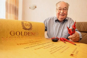 Handwerksmeister aus dem Vogtland musste in der DDR zahlreiche Hürden nehmen - 50 Jahre goldenes Handwerk liegen bereits hinter dem Plauener Elektroinstallateurmeister Dieter Schubert. Der Brief soll seinen Platz im Geschäft seines Sohnes Andreas bekommen.
