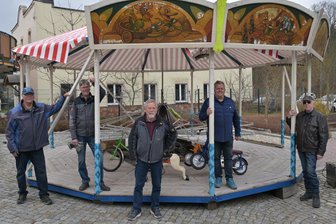 Handwerksmeister im Unruhestand retten historisches Karussell in Lößnitz - Gehören zu den Karussell-Makers (v. li.) Frank Voigt, Matthias Schöniger, Gotthard Troll, Frank Schaarschmidt und Dieter Schmuck.