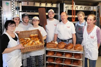 Handwerkstradition im Erzgebirge: Rittersgrüner Bäckerei Lang seit 140 Jahren für Kunden da - Den guten Duft der Semmeln und der Brote kann dieses Bild aus der Bäckerei Lang in Rittersgrün nicht wiedergeben, den Stolz der Mitarbeiter hingegen schon. Von links: Christine Nestmann, Doreen Mergner, Martin Hausstein, Manja Lauckner, Martin Lang, die Inhaber Sven Lang und Sandra Lang sowie Seniorchefin Brigitte Lang. 