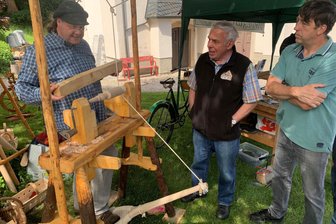 Handwerkstraditionen im Erzgebirge: In Schönheide wurden sie am Wochenende vorgeführt - Dirk Pigorsch aus Grünhainichen (l.) sorgte mit seiner historischen Wippeldrehbank für großes Interesse - hier bei Matthias Schaarschmidt (r.) und Johannes Männel aus Schönheide.
