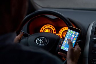 Handy in der Hand, nicht angeschnallt: Knapp 190 Verstöße - Knapp 190-mal Handy in der Hand, nicht angeschnallt oder nicht ausreichend gesichert: Das ist das Ergebnis von Kontrollen, die Beamte der Polizeidirektion Zwickau zwischen dem 13. und dem 19. Juli in allen Revierbereichen der Landkreise Vogtland und Zwickau durchgeführt haben.
