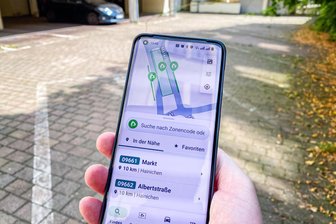 Handy statt Kleingeld: In Hainichen gibt es den Parkschein jetzt auch digital - Die App bietet auch eine Parkplatzsuche in der Umgebung an.