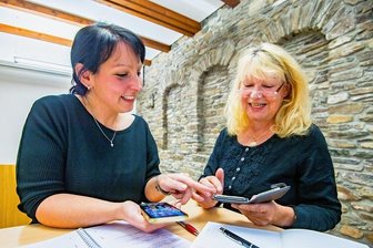 Handykurs: Zschorlauer Senioren üben sich im Wischen und Schieben - Anett Klug (links) von der Gemeindebibliothek Zschorlau hat zum Handykurs ins Haus der Vereine eingeladen. Gekommen ist auch Petra Wilhelm.