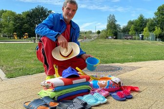 Das ist vielleicht ein Viertel der Sachen, die diesen Sommer im Freibad Mittweida gefunden worden sind, schätzt Badmitarbeiter Jan Seitz.