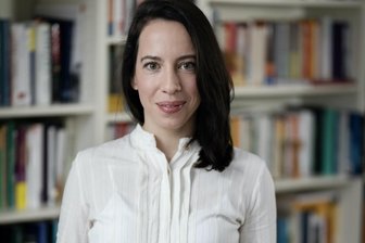 Handyverbot an Schulen? „Auf Gefahren im Netz sind junge Leute nur schlecht vorbereitet – oder gar nicht“ - Kinder und Jugendliche haben ein Recht auf Schutz im Internet, aber auch auf digitale Teilhabe, sagt Lea Römer von der Onlineberatung Juuuport.
