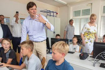 Handyverbot und Medienkompetenz an einer Schule im Vogtland – was Sachsens Kultusminister Clemens davon hält - Oberschule Weischlitz: Minister Conrad Clemens (CDU) und Schulleiterin Cornelia Zenner.