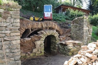 Hang am Herrenhof Baustelle - Freigeräumt sowie von Wurzeln und Vegetationsresten befreit, werden alte Kellerstrukturen am Hang hinter dem Herrenhof sichtbar. 
