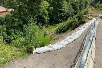 Hang gesichert - Züge rollen wieder - Die Abbruchstelle oberhalb der Bahnlinie zwischen Klingenthal und Kraslice ist provisorisch gesichert. Ab Samstag soll der grenzüberschreitende Zugverkehr wieder rollen.