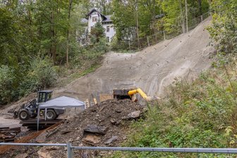 Hang im Erzgebirge massiv gesichert: Wismut will Gefahr durch Bergbau-Folgen bannen - Im Auftrag der Wismut GmbH ist unter einem Hang im Buchholzer Waldschlößchenpark ein Millionenprojekt im Gang. Vom Untergrund geht Gefahr aus. Arbeiten werden auch unter der Waldschlößchenstraße erfolgen.