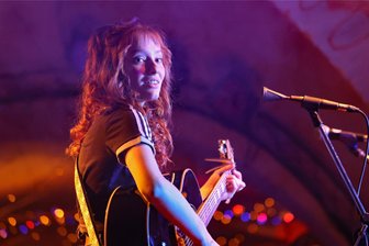 Hanna Heart erobert zur Liedernacht im Plauener Malzhaus die Herzen des Publikums - Hannah Heart steckt mitten in den Abi-Prüfungen. Dennoch ließ es sich die 18-jährige Oberlosaerin nicht nehmen, zur Plauener Liedernacht auf der Bühne zu stehen.