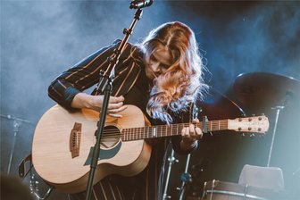 Hanne Kah beim Parksommer in Chemnitz: Ihre Songs erzählen Geschichten aus ihrem Leben - Hanne Kah ist steht am Sonntagabend auf der Bühne im Stadthallenpark.