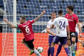 Hannovers Marvin Bakalorz (l/6) hat den Treffer zum 1:1-Augleich erzielt.