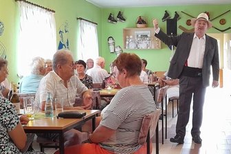 Hans nimmt Senioren mit - Hans Huth, ein Alleinunterhalter aus Dresden, nahm die Lauterbacher Senioren mit auf eine humorvolle und musikalische Reise von der Ostseeküste über Berlin bis ins Sachsenland.