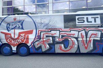 Hansa-Rostock-Teambus am Zwickauer Stadion beschmiert: Polizei beziffert Sachschaden auf 20.000 Euro - Der Mannschaftsbus wurde in Zwickau beschmiert.
