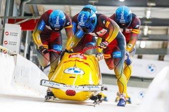 Hansi Lochner jagt „König Franz“ – das ewige Duell der Bobgiganten - Das Team von Francesco Friedrich bring den Viererbob auf Tempo.