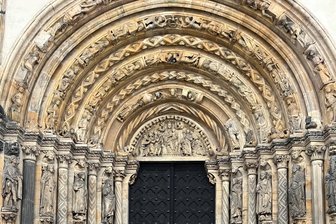 Happy Birthday, Goldene Pforte! Drohnenvideo zeigt einzigartige Ansichten auf den Freiberger Dom - Die Goldene Pforte im Dom St. Marien zu Freiberg.