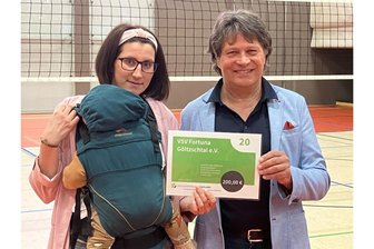 Happy Birthday VSV Fortuna Göltzschal: Volleyballverein feiert 20-jähriges Bestehen - Steffen Fugmann (rechts), Präsident des Kreissportbundes Vogtland, übergibt hier der Vereinsvorsitzenden des VSV Fortuna Göltzschtal, Edwina Hellwich, einen Scheck über 200 Euro zum Jubiläum.