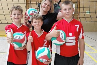 Happy End am Netz - Matti Schönfeld, Mika May und Dean Preininger (v. l.) freuten sich mit Trainerin Adeline Helbig über ihr Abschneiden. 
