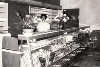 Happy-End für Bäckerei im Erzgebirge: Doch kein Aus nach 156 Jahren süßer Tradition - Ältere Burkhardtsdorfer werden das Geschäft noch so in Erinnerung haben: Ein Foto der Bäckerei aus DDR-Zeiten.