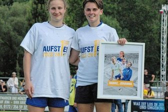 Happy End im Paradies - Geschafft: Nicole Woldmann (l.) aus Langenleuba-Oberhain und Johanna Seifert aus Freiberg feierten am Sonntag mit den Fußballerinnen des FC Carl Zeiss Jena die Rückkehr in die Bundesliga.
