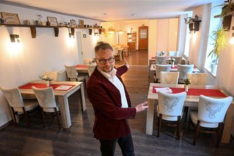 Happy End im „Roten Hirsch“: Gastwirt startet in Claußnitz durch - Gastwirt Jan Kösters zeigt auf Bierstube und Salzkammer, die auf der ehemaligen Kegelbahn-Fläche entstanden sind. Markenzeichen: ein Hirsch, hier als Stuhllehne.