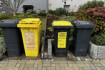 Happy-End in Zwickau: Entsorger stellt jetzt doch kleine Gelbe Tonne bereit - Links Mülltonnen mit 240 Liter Fassungsvermögen, rechts die 120-Liter-Tonnen.
