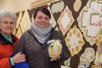 Hardanger-Frauen zeigen ihre Kunst - Die Hardanger-Frauen aus Geyer und Umgebung zeigen ab Samstag eine Ausstellung im Lotterhof. Im Bild: Anita Tegge (l.) und Sandy Neubert.