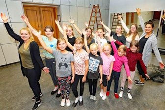 "Harlekine" proben Grimms Märchen - Jenny Schütz (links) und Jasmin Herrmann (rechts) übten am Mittwochabend mit den kleinen Tänzerinnen. 