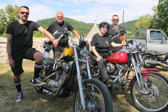 Harley-Davidson-Treffen auf Sachsens größter Burgruine in Elsterberg: Wenn Motorenlärm zur Musik wird - Die von Motorrädern begeisterte Familie aus Coschütz: In der Mitte Gerhild und Bernd Lorenz mit den Söhnen Frank (links) und Volker.