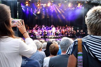 Harleytreffen, Ostrock und Sommerfeste: Das ist am Wochenende im Vogtland los - Auf der Freilichtbühne im Lengenfelder Park spielen am Wochenende unter anderem die Vogtland-Rockband Jule und die Tribute-Band der britischen Sängerin Adele.