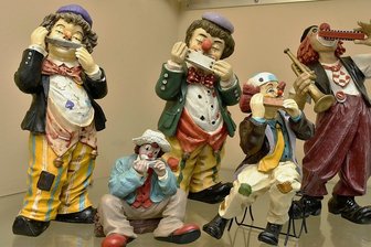 Harmonikamuseum Zwota: Ausstellung in der Warteschleife - Mundharmonika spielende Figuren aus der Sammlung von Karlheinz Wagner aus dem unterfränkischen Fuchsstadt.