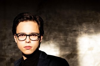 Harry Potter am Dirigentenpult: Warum man sich den Namen Tarmo Peltokoski merken sollte - Vor zwei Jahren „Ring“-Komplettaufführung, jetzt CD-Debüt mit Mozart: Tarmo Peltokoski hat vielerlei Töpfe auf dem Herd.