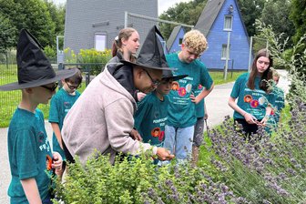 Harry-Potter-Camp im Vogtland: Kräuterkunde ist ein Muss - Campkinder mit Benjamin Amosse an der Kräuterschnecke im Gelände des Schullandheims Limbach.