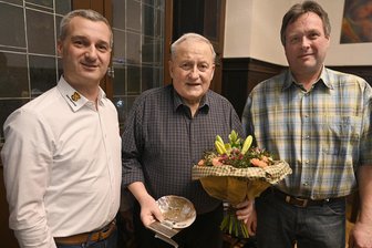 „Hart arbeitend, verantwortungsvoll, zugewandt“: Vogtländer für sein Lebenswerk geehrt - Ehrung für Hans-Ulrich Puggel, links Bürgermeister Rico Schmidt, rechts Laudator Danny Cihak.
