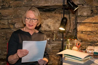 Hart bleibt Hart: Humoristische Erinnerungen an einen Treuener und singenden Sachsen - Academixerin Katrin Hart bei einem ihrer Auftritte im Schlosskeller Treuen.