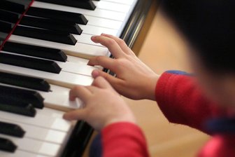 „Hart für die Eltern“: Adorfer müssen für ihre Kinder tiefer in die Tasche greifen - Die Elternbeiträge für die Städtische Musikschule in Adorf steigen erheblich. Grund sind enorme Kostensteigerungen vor allem beim Personal.