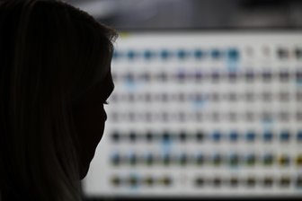 „Harte kinderpornografische Inhalte“ verbreitet: 45-Jähriger muss aber nicht ins Gefängnis - Fotos mit kinderpornografischem Inhalten hat ein Mittelsachse versendet. Ermittler haben die Aufnahmen auf seinem Mobiltelefon und anderen elektronischen Geräten gefunden.