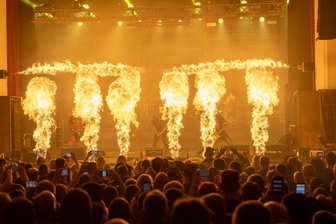 Harte Klänge, sanfte Töne und eine große Feuershow im Freiberger Ballhaus - Die Band Stahlzeit bei ihrem Auftritt am 4. April im Tivoli Freiberg.