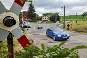 Harte Zeiten für Autofahrer in Waldenburg: B 180 nach Callenberg fünf Wochen voll gesperrt - Die B 180 wird am Ortsausgang von Waldenburg für fünf Wochen voll gesperrt. Das bedeutet eine XXL-Umleitung.
