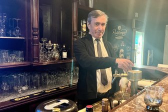 Harte Zeiten für Zwickaus Nachtschwärmer: Darum tritt der Ex-„Schickeria“-Wirt jetzt kürzer - Johann Altmann steht in Zwickau weiter hinterm Tresen. Allerdings nicht mehr in der Bar „Schickeria“, sondern in der Hotelbar seiner City-Pension an der Marienstraße.
