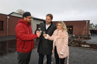 Hartenstein: Betreutes Wohnen in familiärem Ambiente - Sanierung und Umbau des ehemaligen Baubetriebes Hartenstein wurden schneller abgeschlossen als geplant. Auch das ist ein Grund zum Anstoßen: Michael Scholl, Geschäftsführer „Helfende Hände“ Marko und Jeannine Kaufmann, Investoren des Projektes (von links).