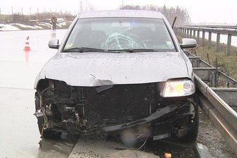 Hartenstein: Betrunken gegen Leitplanke gefahren - Für zweistündige Verkehrsbehinderungen hat am Sonntag der Unfall eines 66-Jährigen auf der A72 bei Hartenstein gesorgt.