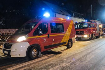 Hartenstein: Brand in Gartenlaube - Die Feuerwehren aus Hartenstein, Thierfeld und die Drehleiter aus Aue rückten in der Nacht zu Sonntag zu einem Brand in Hartenstein an.