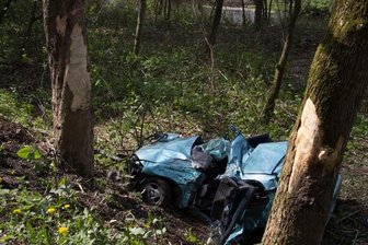 Hartenstein: Fahrer in Auto eingeklemmt -