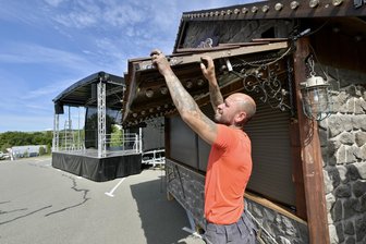 Hartenstein feiert bis Sonntag Kirmes - Frank Bochmann bei Aufbauarbeiten für die Kirmes in Hartenstein.