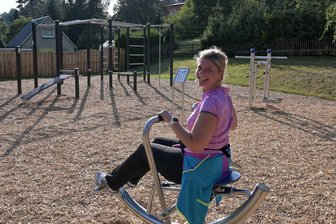 Hartenstein: Freizeitgelände am Eisstadion wird Sportplatz für alle Generationen - Mehr als ein Eisstadion: Zum neuen Freizeitgelände in Hartenstein gehört auch ein Fitness-Parcours. Sybille Berthel absolviert an den Sportgeräten regelmäßig ihr individuelles Fitness-Programm.